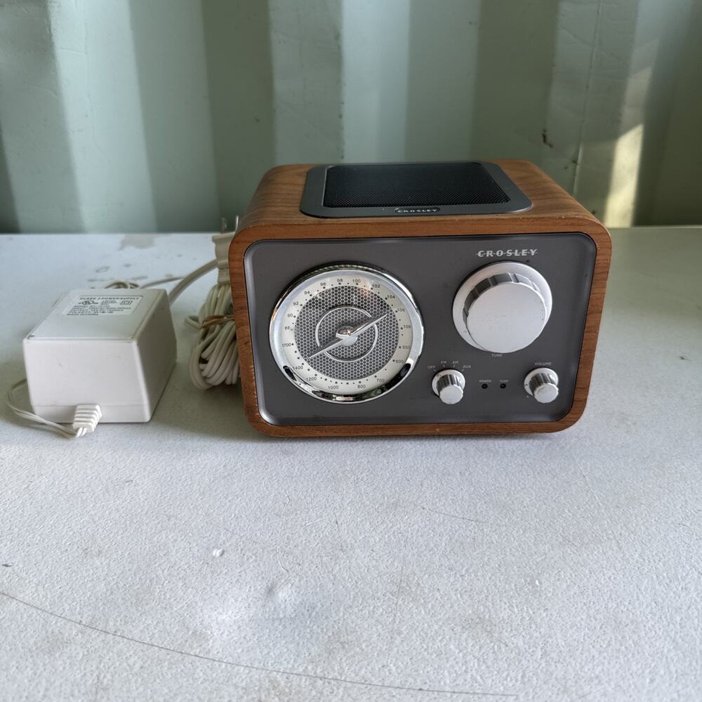 Crosley CR221 Retro AM FM Radio Wood Grain Aux Tested Works w/ Power